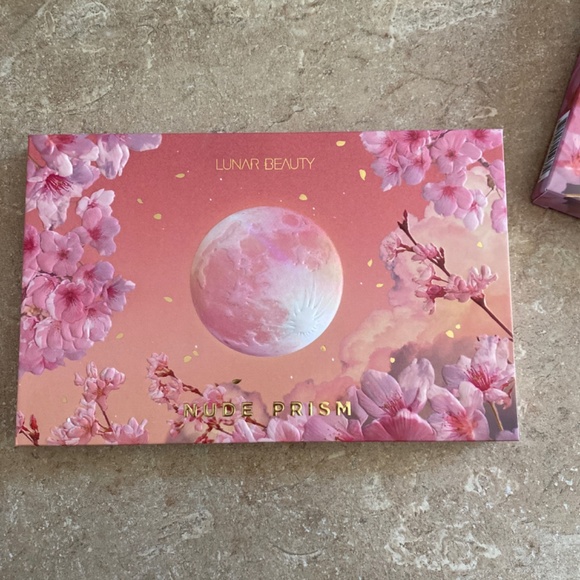 Lunar beauty 18 colour palette - Picture 2 of 3